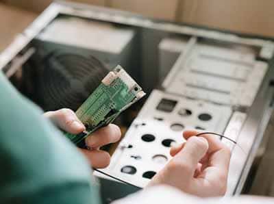 Installation d’une barrette de mémoire RAM dans un PC